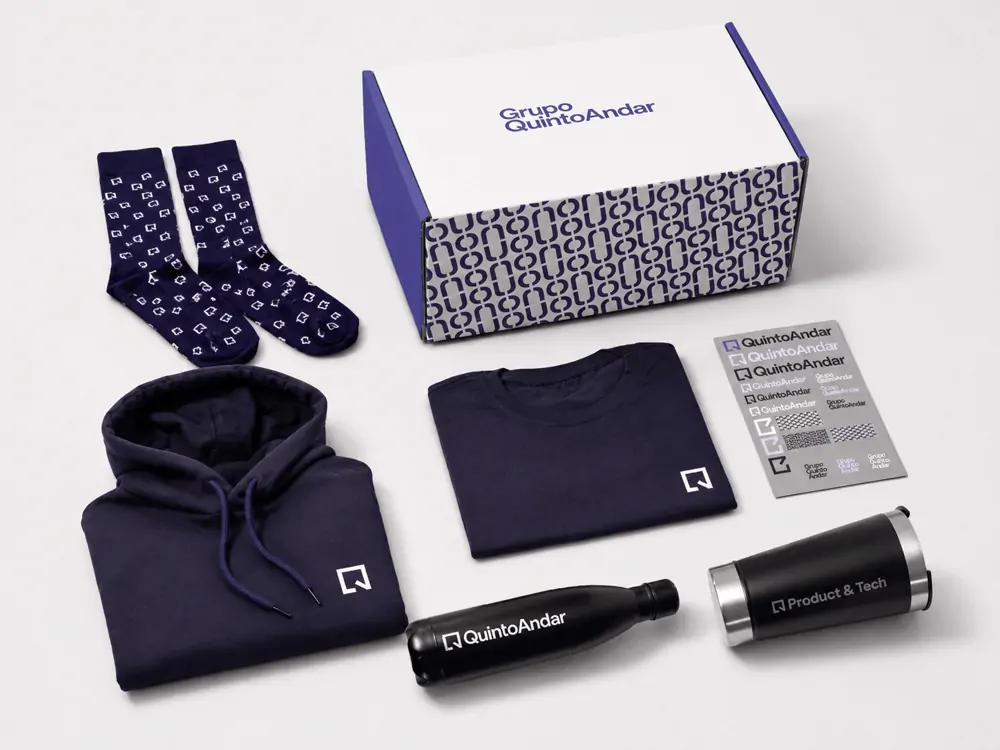 Kit de onboarding do QuintoAndar com moletom, camiseta, meias e garrafa